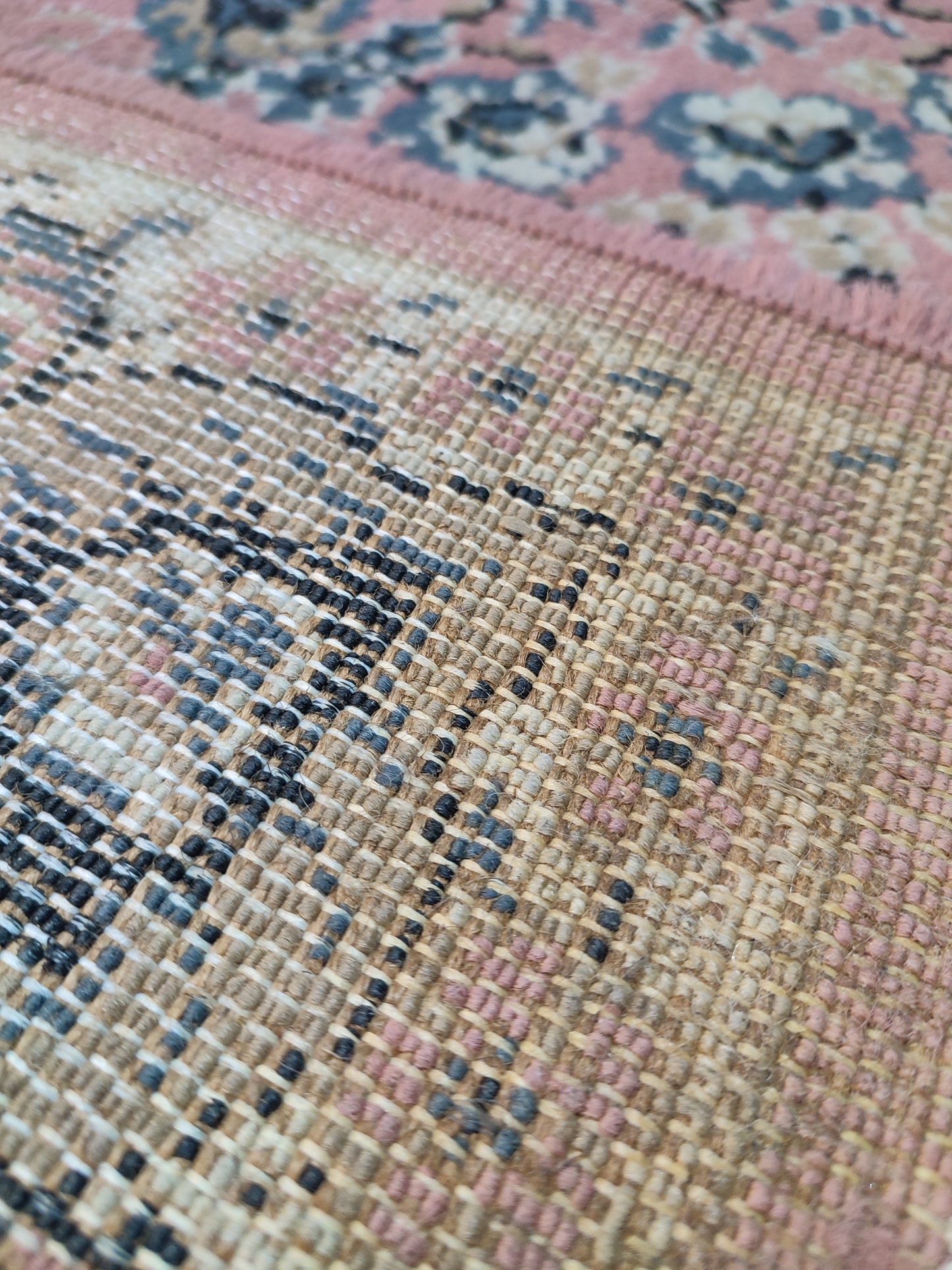 56399 Tappeto in fibra naturale rosa con decorazioni a motivo floreale