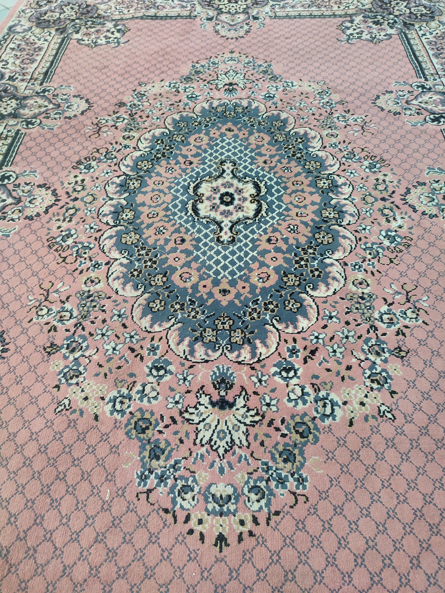 56399 Tappeto in fibra naturale rosa con decorazioni a motivo floreale