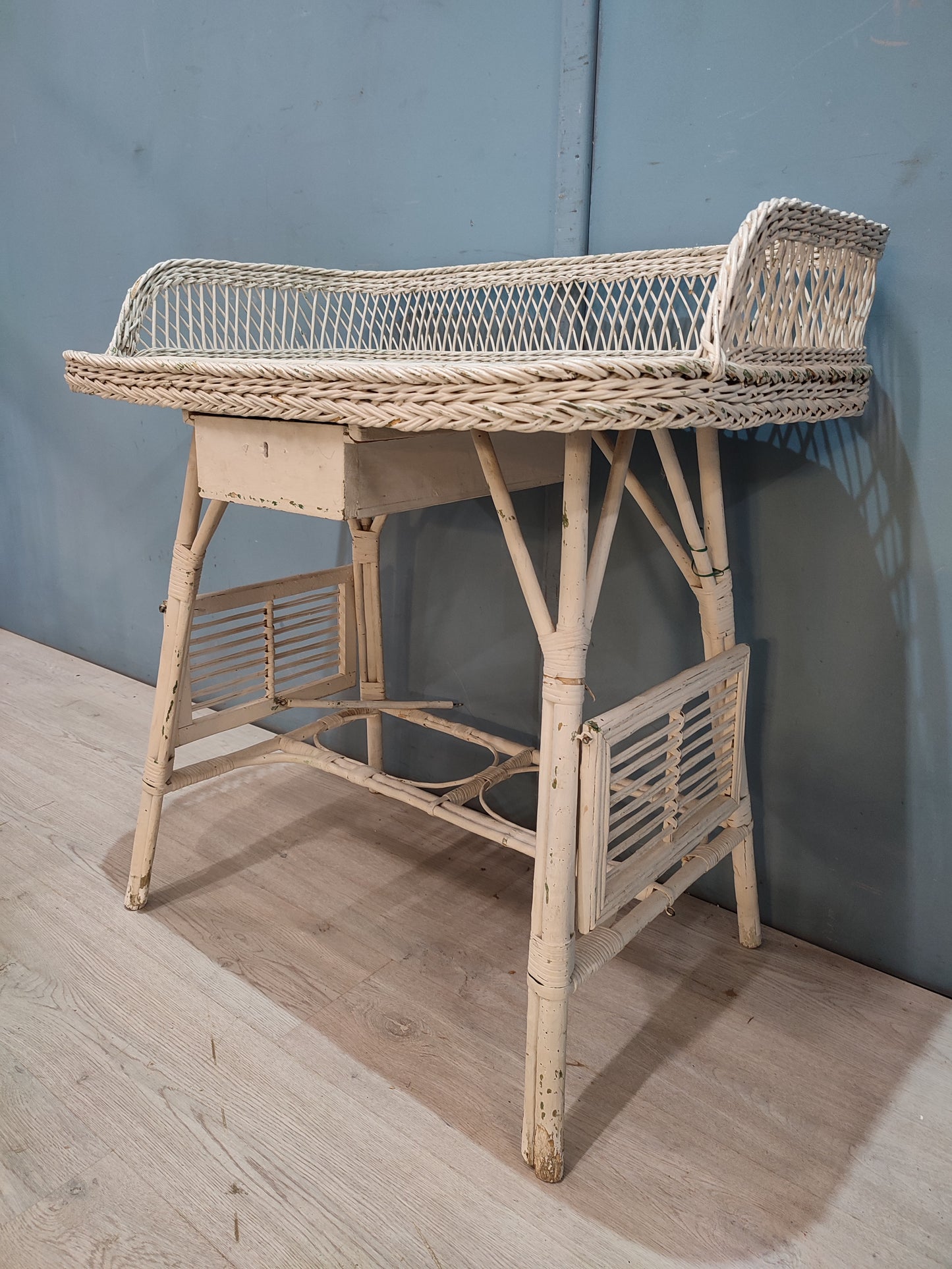 72960 Scrittoio in vimini bianco