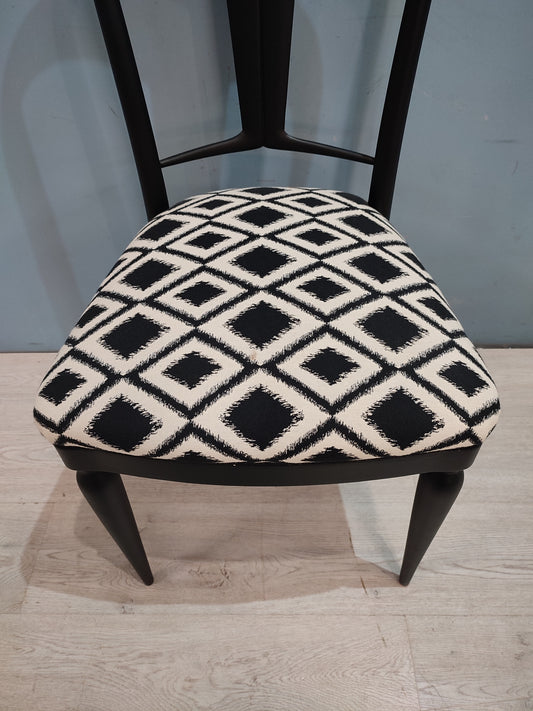 57036 Sedia nera con seduta in tessuto bianco e nero