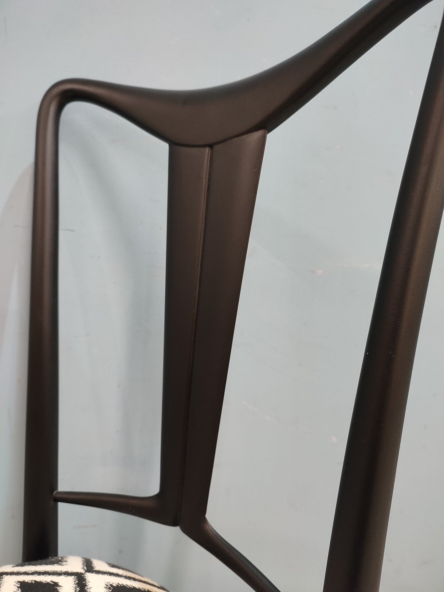 57036 Sedia nera con seduta in tessuto bianco e nero