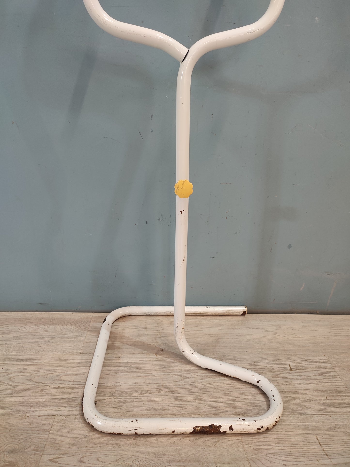 57956 Manichino in ferro bianco