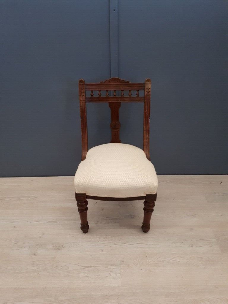 28569 Sedia in legno intagliato e seduta bianca