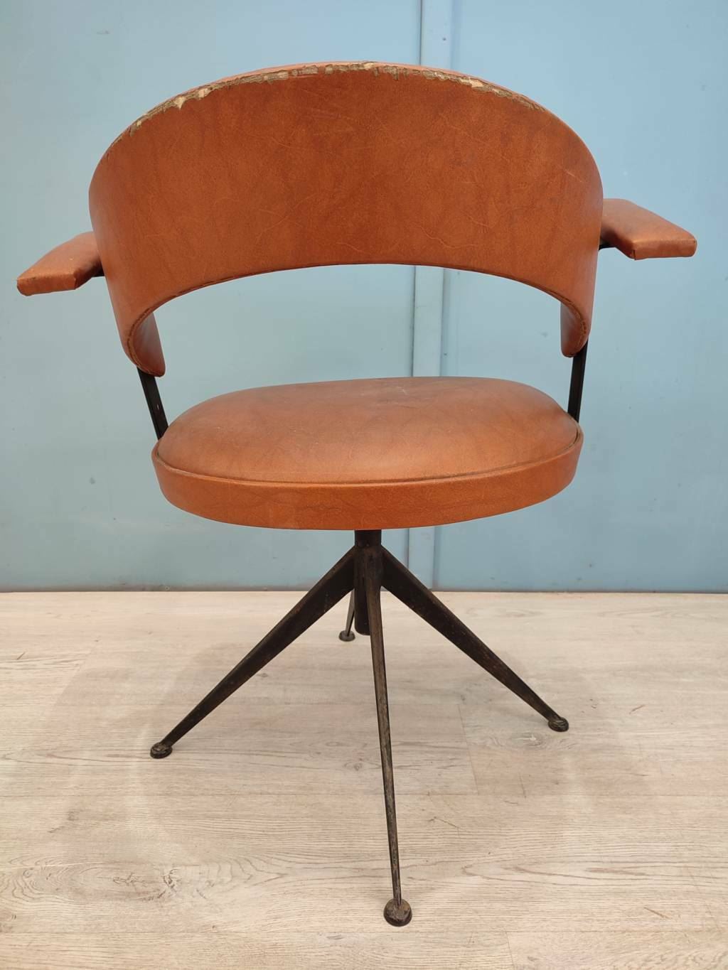 49829 Poltroncina girevole vintage in pelle marrone