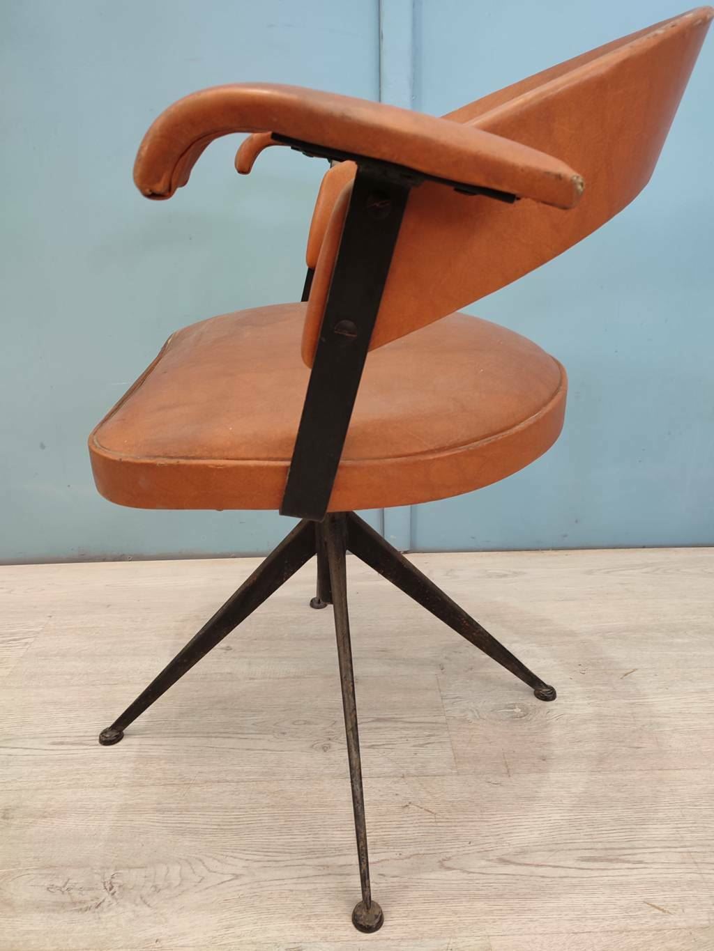 49829 Poltroncina girevole vintage in pelle marrone