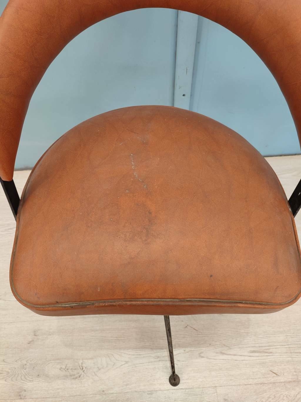 49829 Poltroncina girevole vintage in pelle marrone