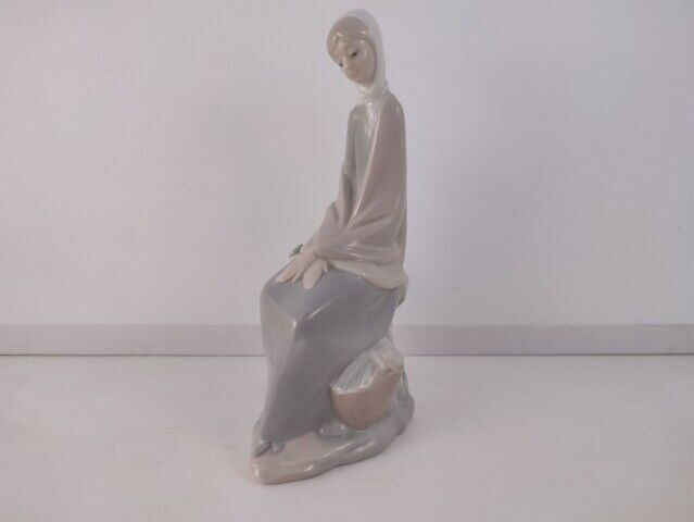 50200 Statuetta Nao di Lladro, Donna seduta su ceppo di albero
