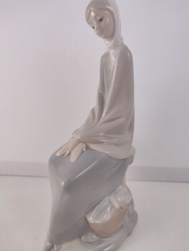 50200 Statuetta Nao di Lladro, Donna seduta su ceppo di albero