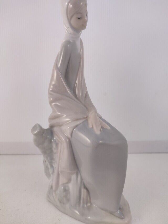 50200 Statuetta Nao di Lladro, Donna seduta su ceppo di albero