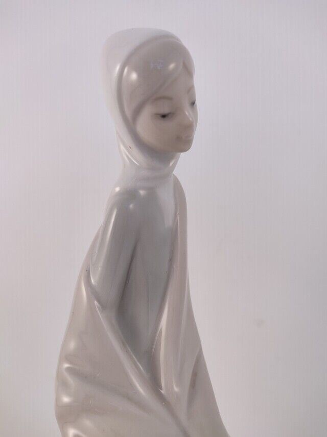 50200 Statuetta Nao di Lladro, Donna seduta su ceppo di albero