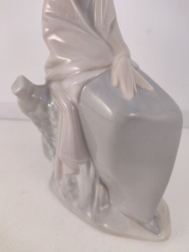 50200 Statuetta Nao di Lladro, Donna seduta su ceppo di albero