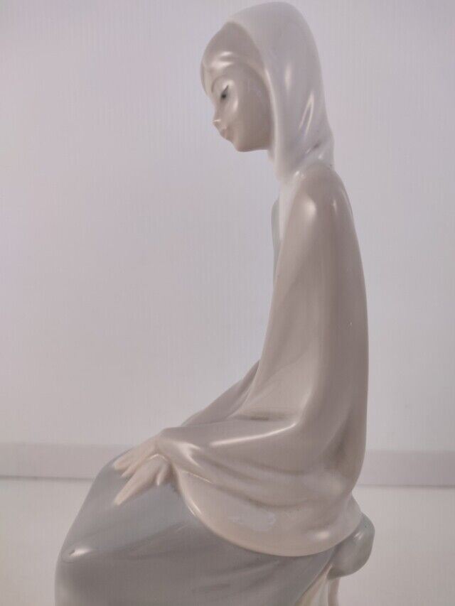 50200 Statuetta Nao di Lladro, Donna seduta su ceppo di albero