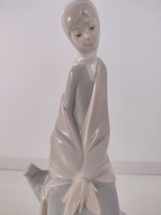 50200 Statuetta Nao di Lladro, Donna seduta su ceppo di albero