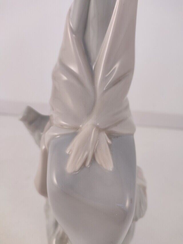 50200 Statuetta Nao di Lladro, Donna seduta su ceppo di albero