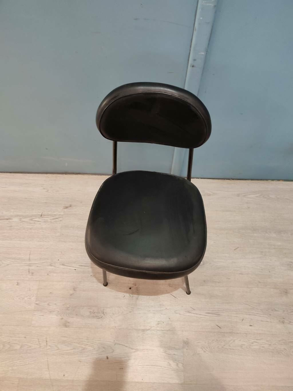 51010 Poltroncina in pelle nera
