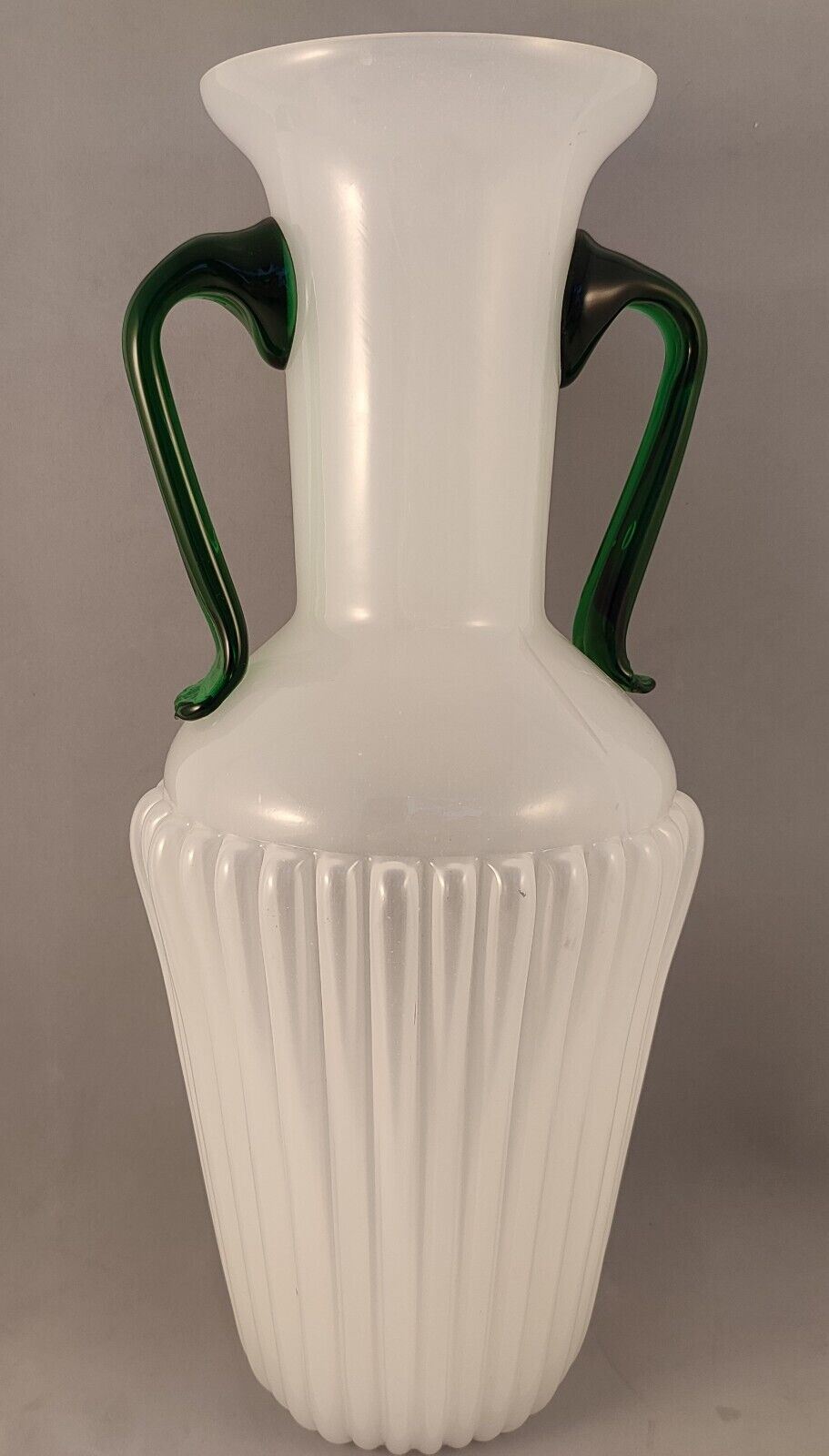52671 Vaso in vetro opalino con manici verdi