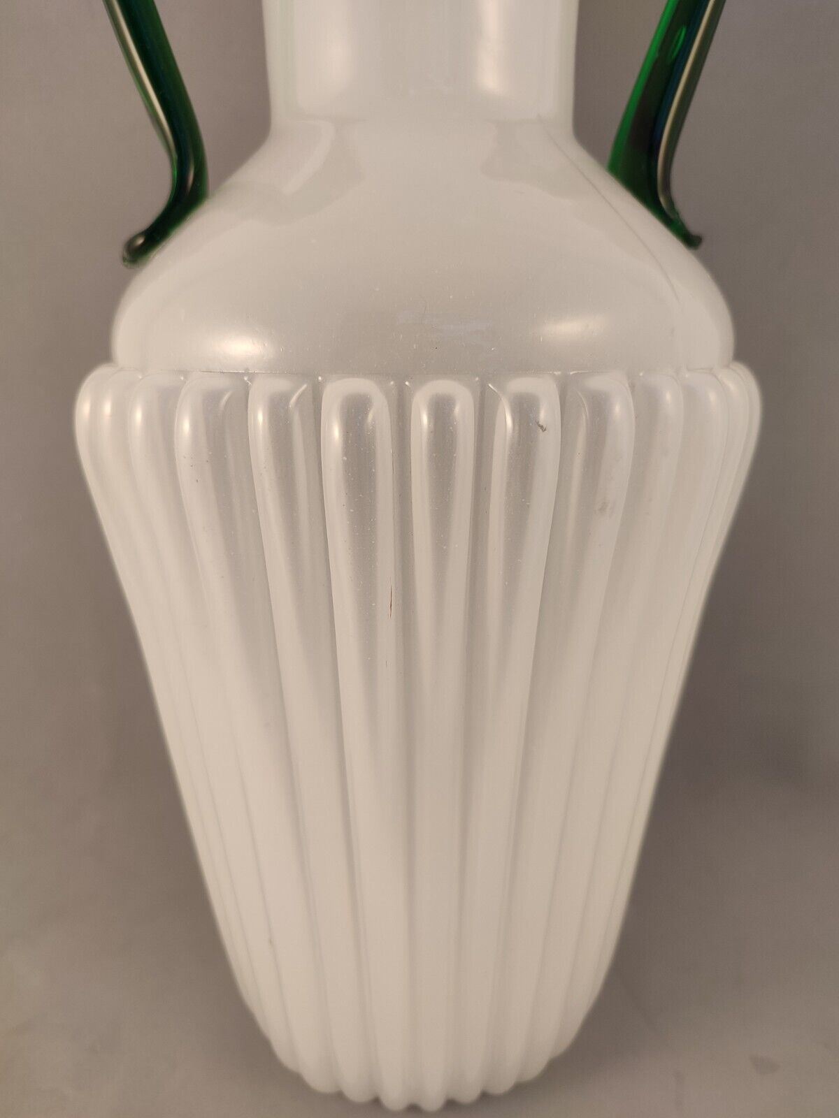 52671 Vaso in vetro opalino con manici verdi