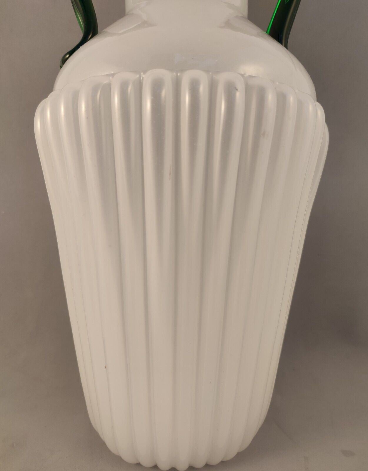 52671 Vaso in vetro opalino con manici verdi