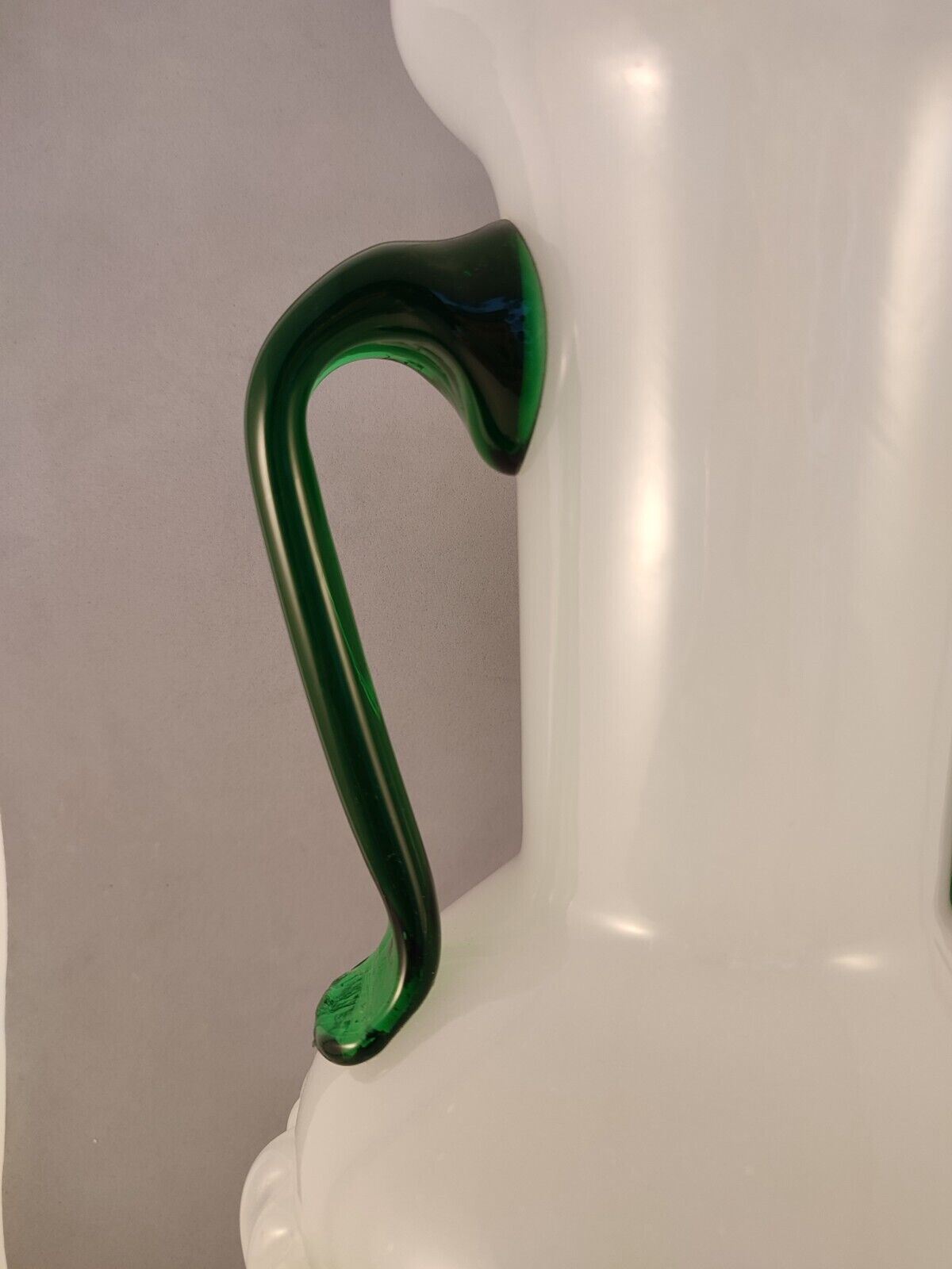 52671 Vaso in vetro opalino con manici verdi