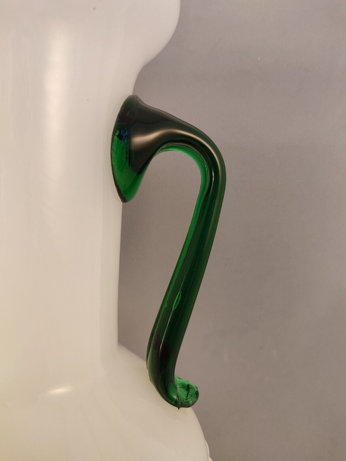 52671 Vaso in vetro opalino con manici verdi