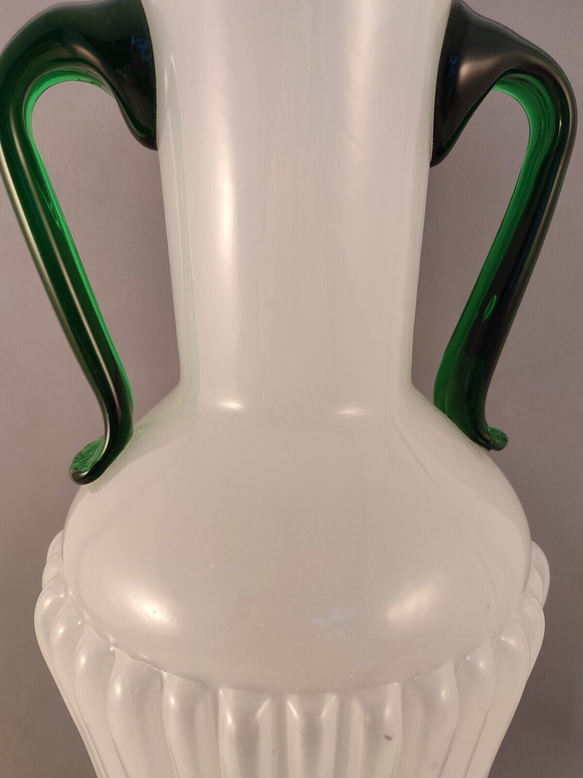 52671 Vaso in vetro opalino con manici verdi