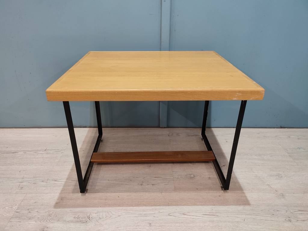 47586 Tavolo da salotto con base in ferro e piano in legno