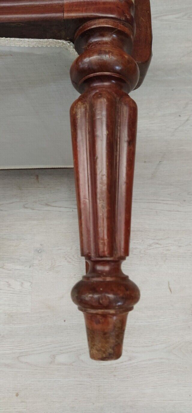 25676 Poltroncina in legno massello di noce del XX secolo