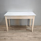 93025 Tavolo anni '50 con base bianca in legno e piano in marmo grigio