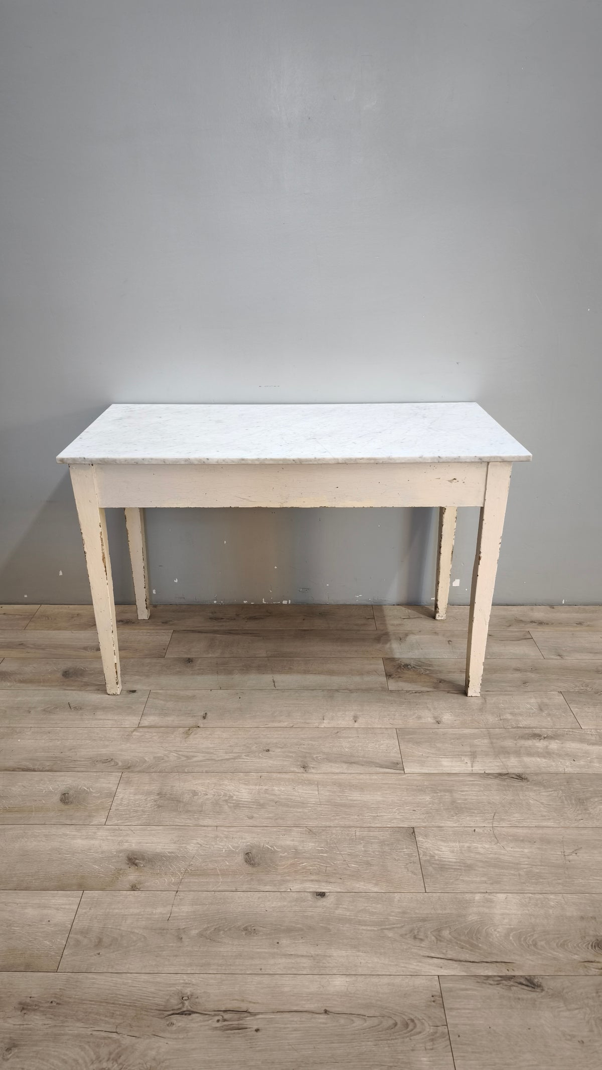 93025 Tavolo anni '50 con base bianca in legno e piano in marmo grigio