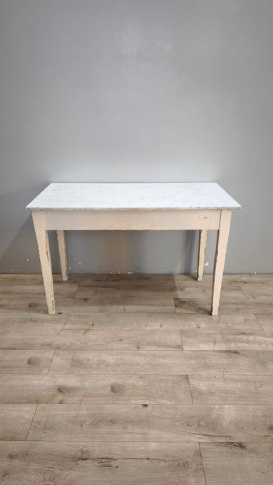 93025 Tavolo anni '50 con base bianca in legno e piano in marmo grigio