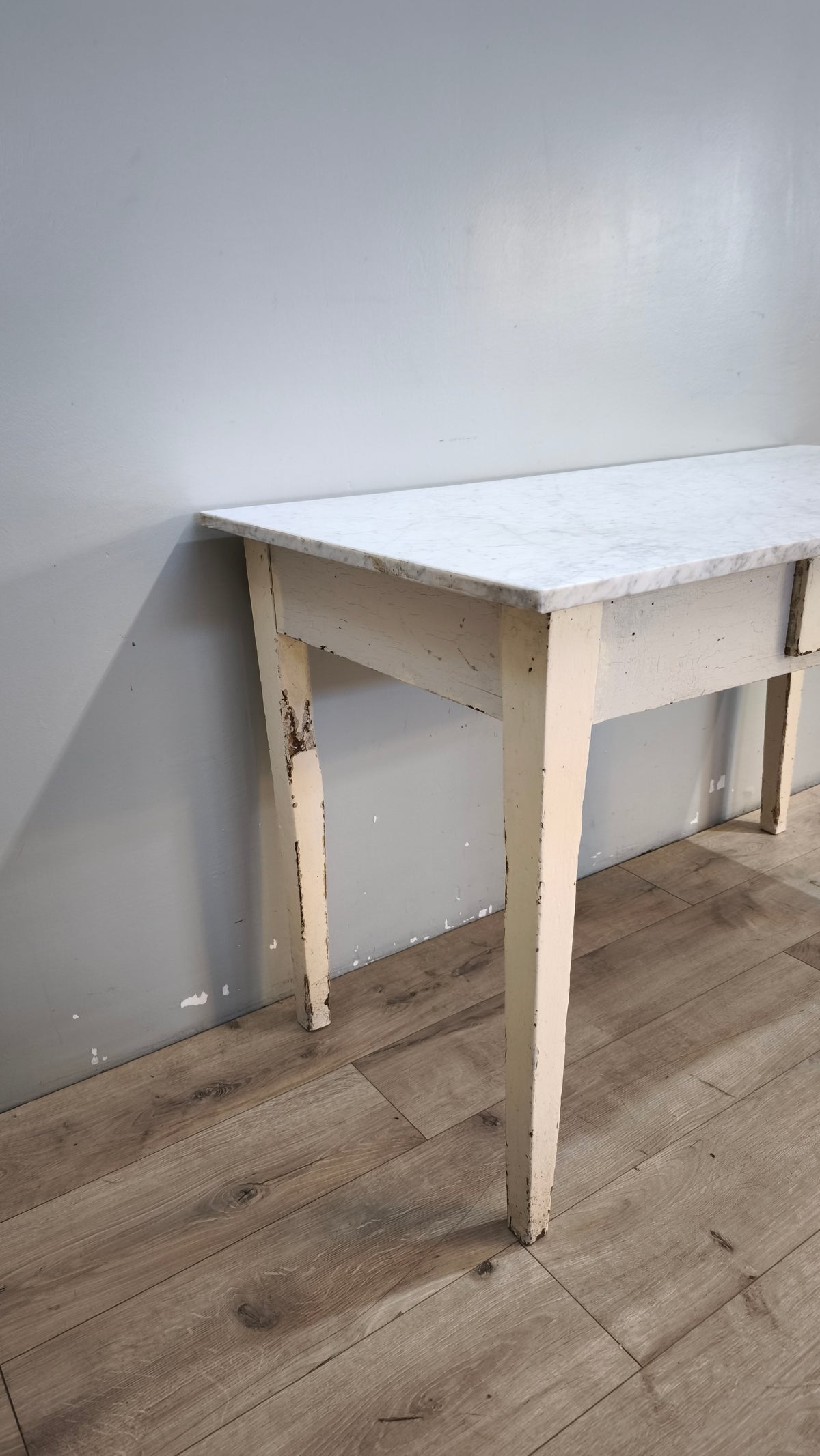 93025 Tavolo anni '50 con base bianca in legno e piano in marmo grigio