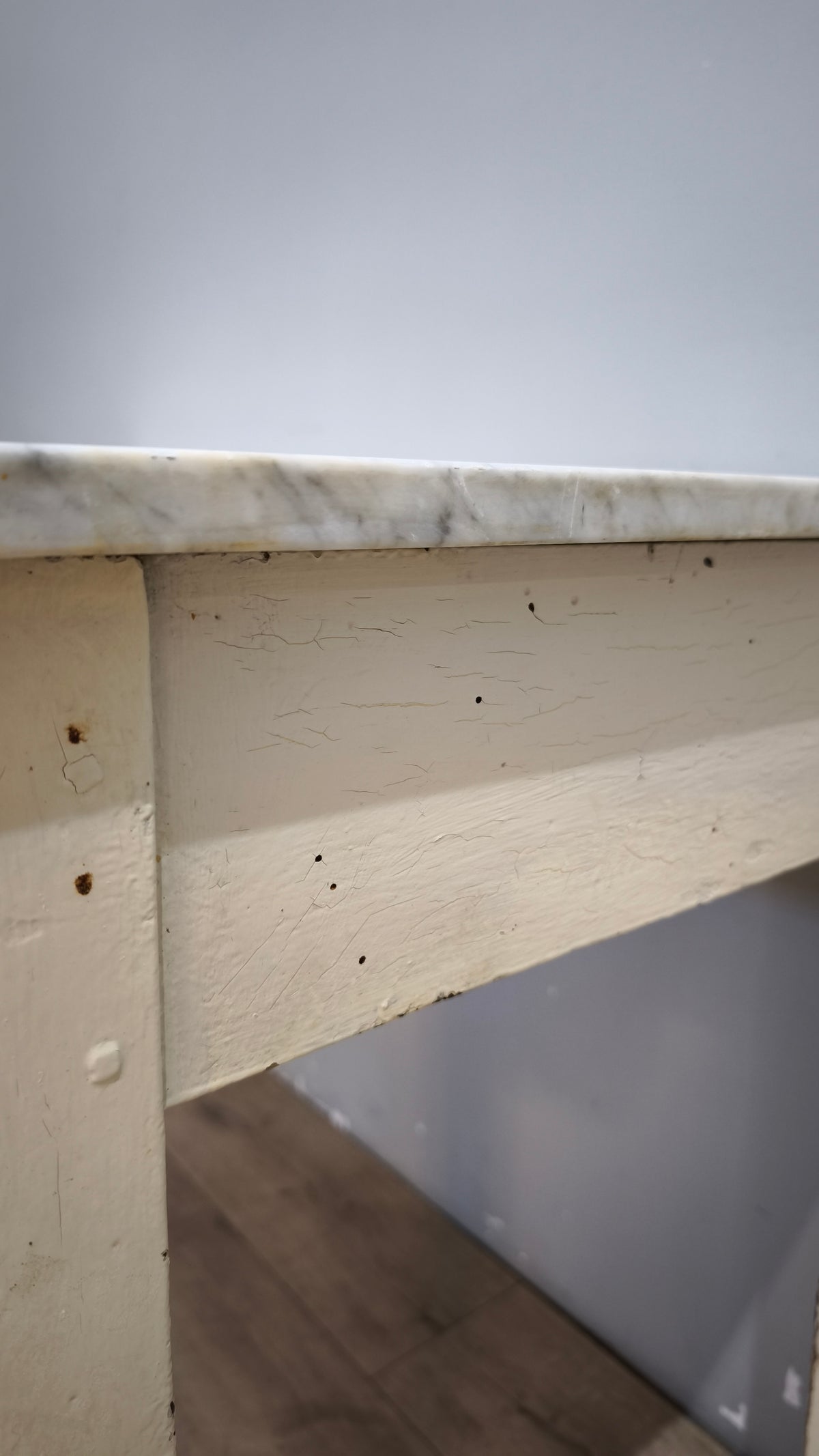 93025 Tavolo anni '50 con base bianca in legno e piano in marmo grigio