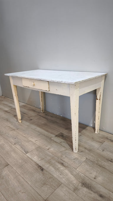 93025 Tavolo anni '50 con base bianca in legno e piano in marmo grigio