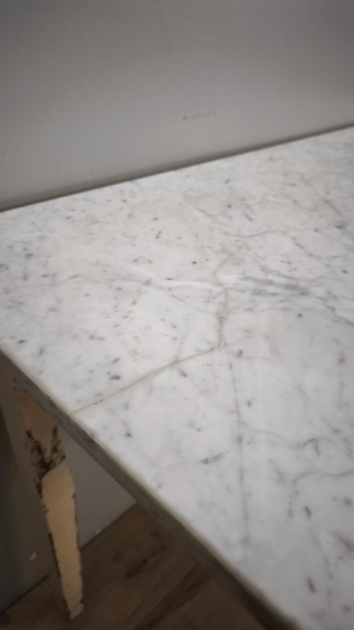 93025 Tavolo anni '50 con base bianca in legno e piano in marmo grigio