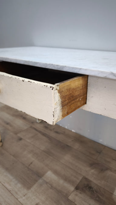 93025 Tavolo anni '50 con base bianca in legno e piano in marmo grigio