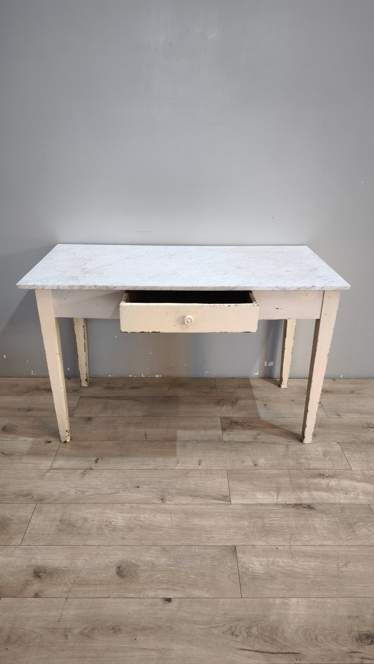 93025 Tavolo anni '50 con base bianca in legno e piano in marmo grigio