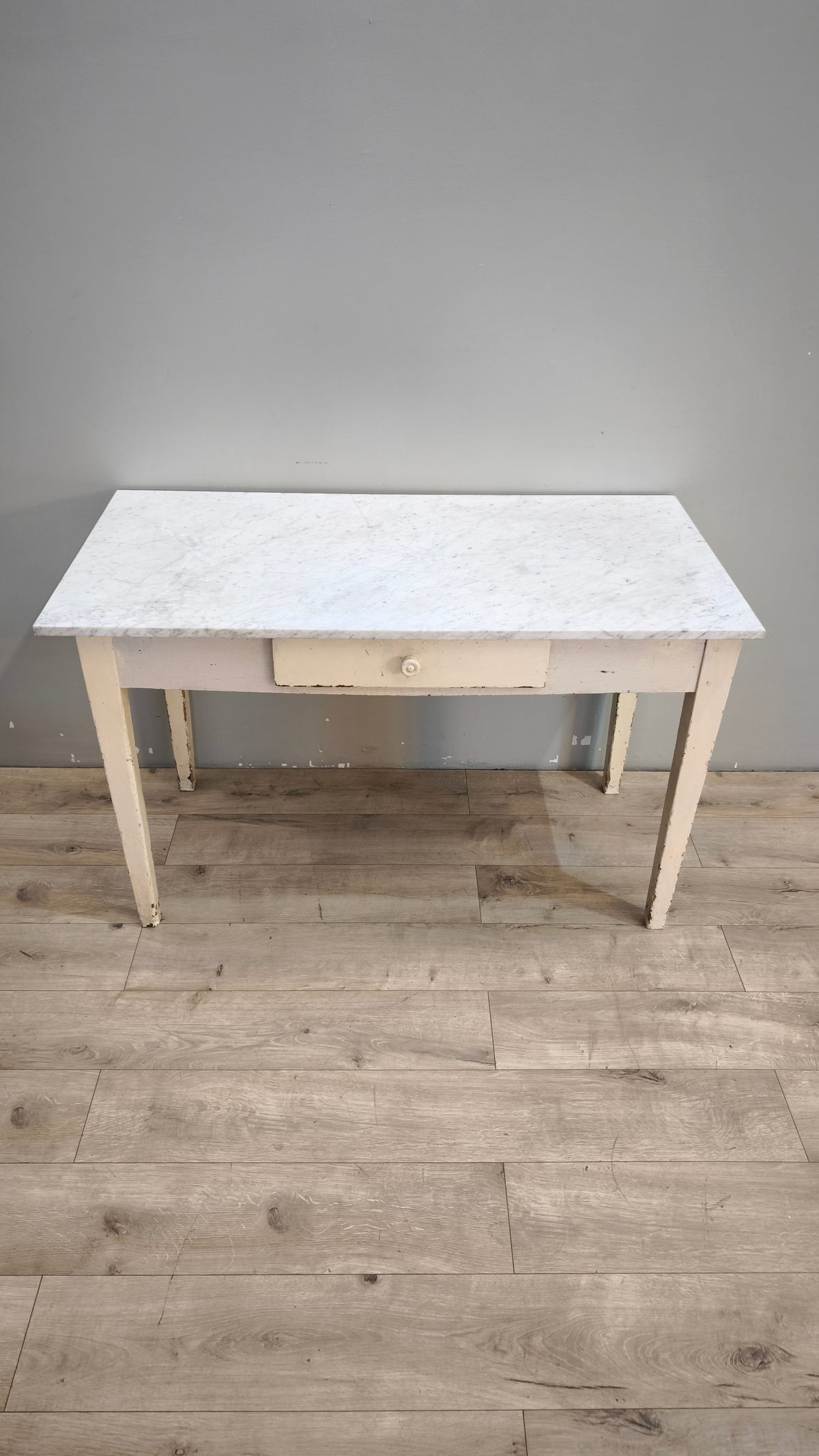 93025 Tavolo anni '50 con base bianca in legno e piano in marmo grigio