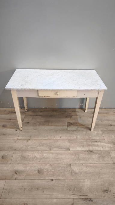 93025 Tavolo anni '50 con base bianca in legno e piano in marmo grigio