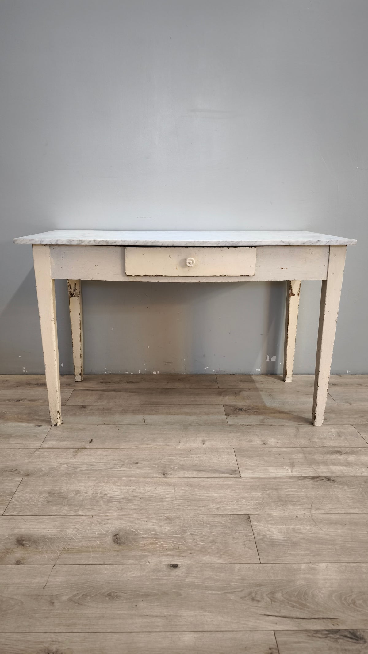 93025 Tavolo anni '50 con base bianca in legno e piano in marmo grigio