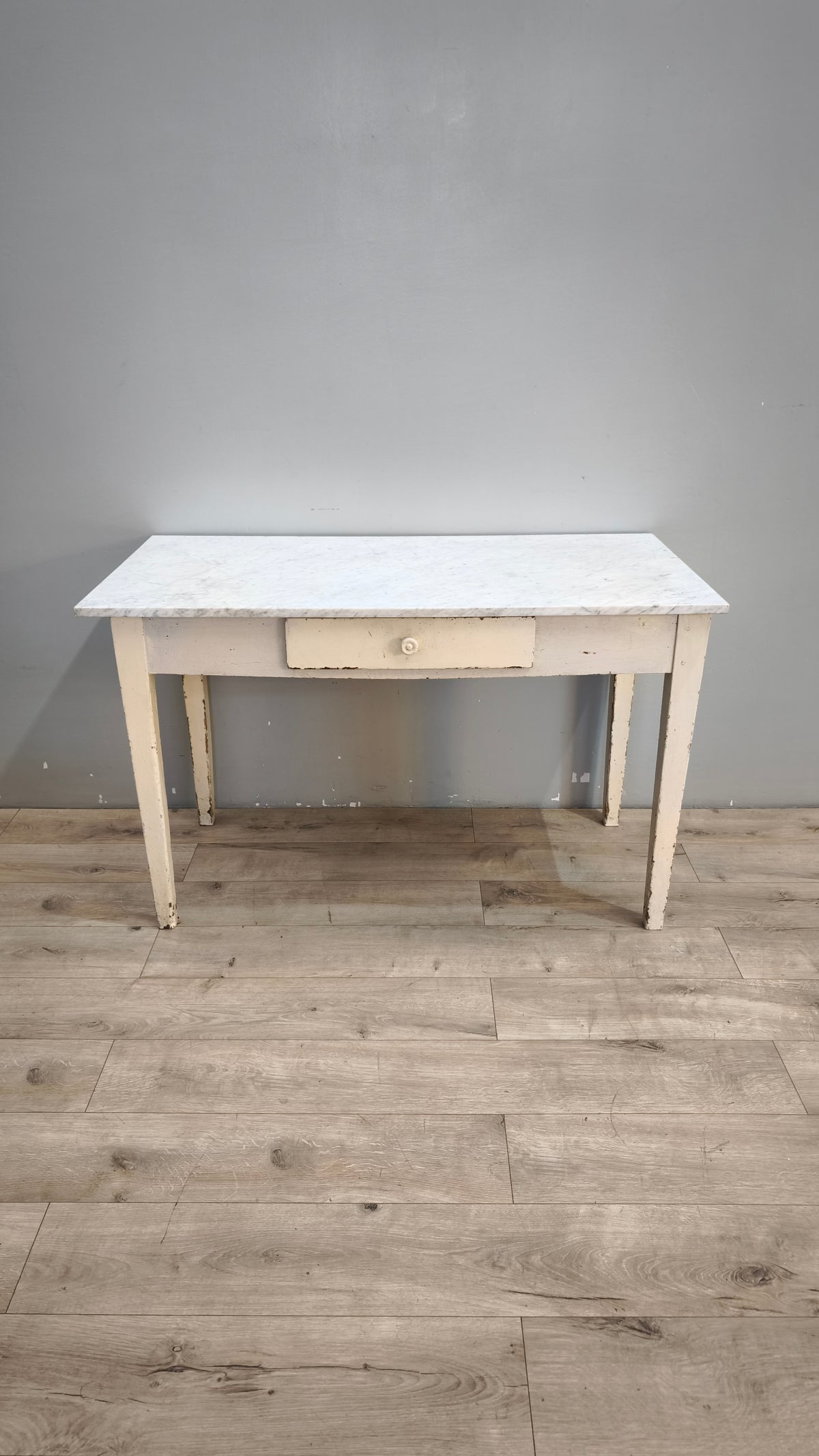 93025 Tavolo anni '50 con base bianca in legno e piano in marmo grigio