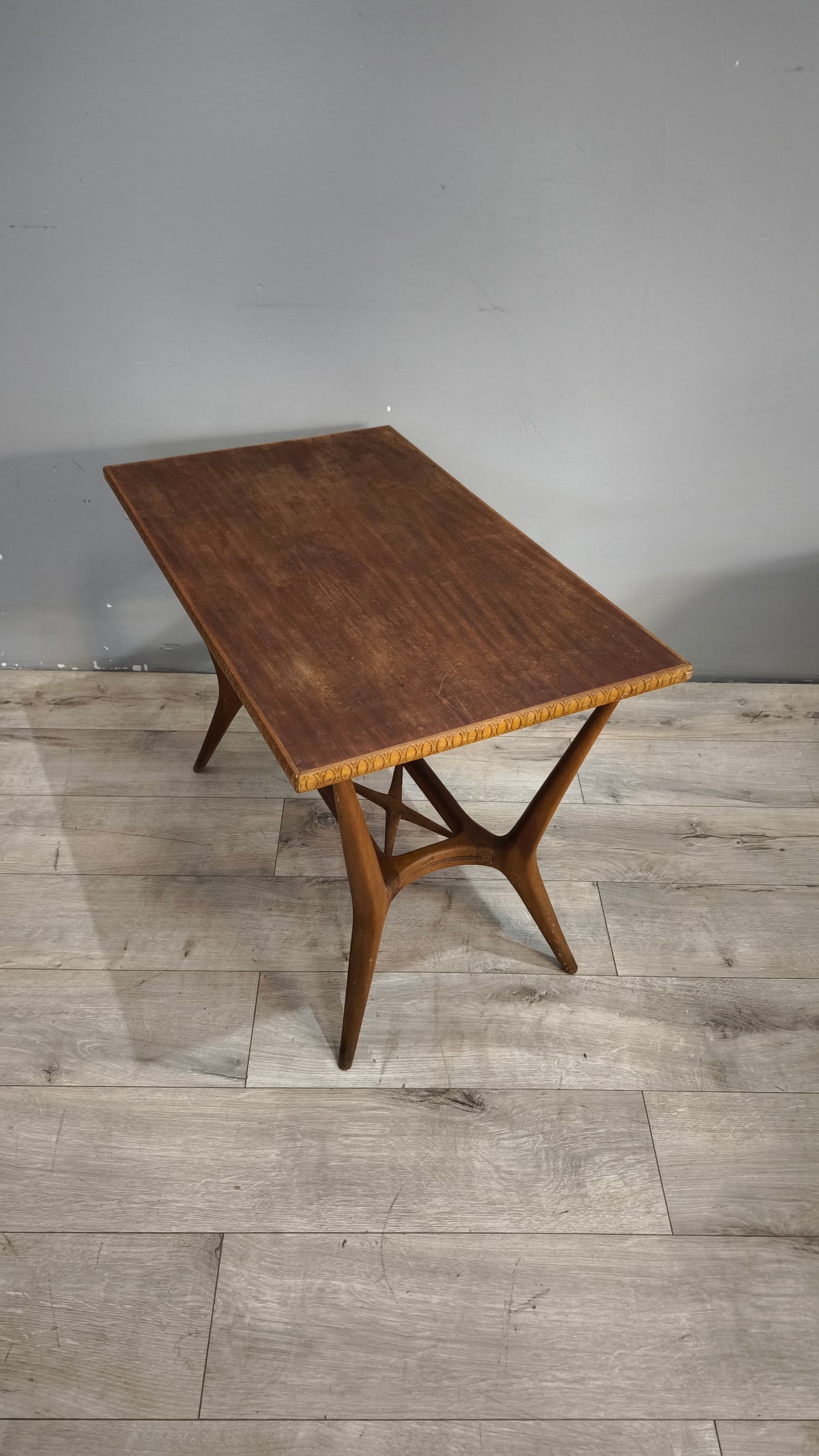 93442 Tavolino da salotto anni '50 in legno con piano rettangolare