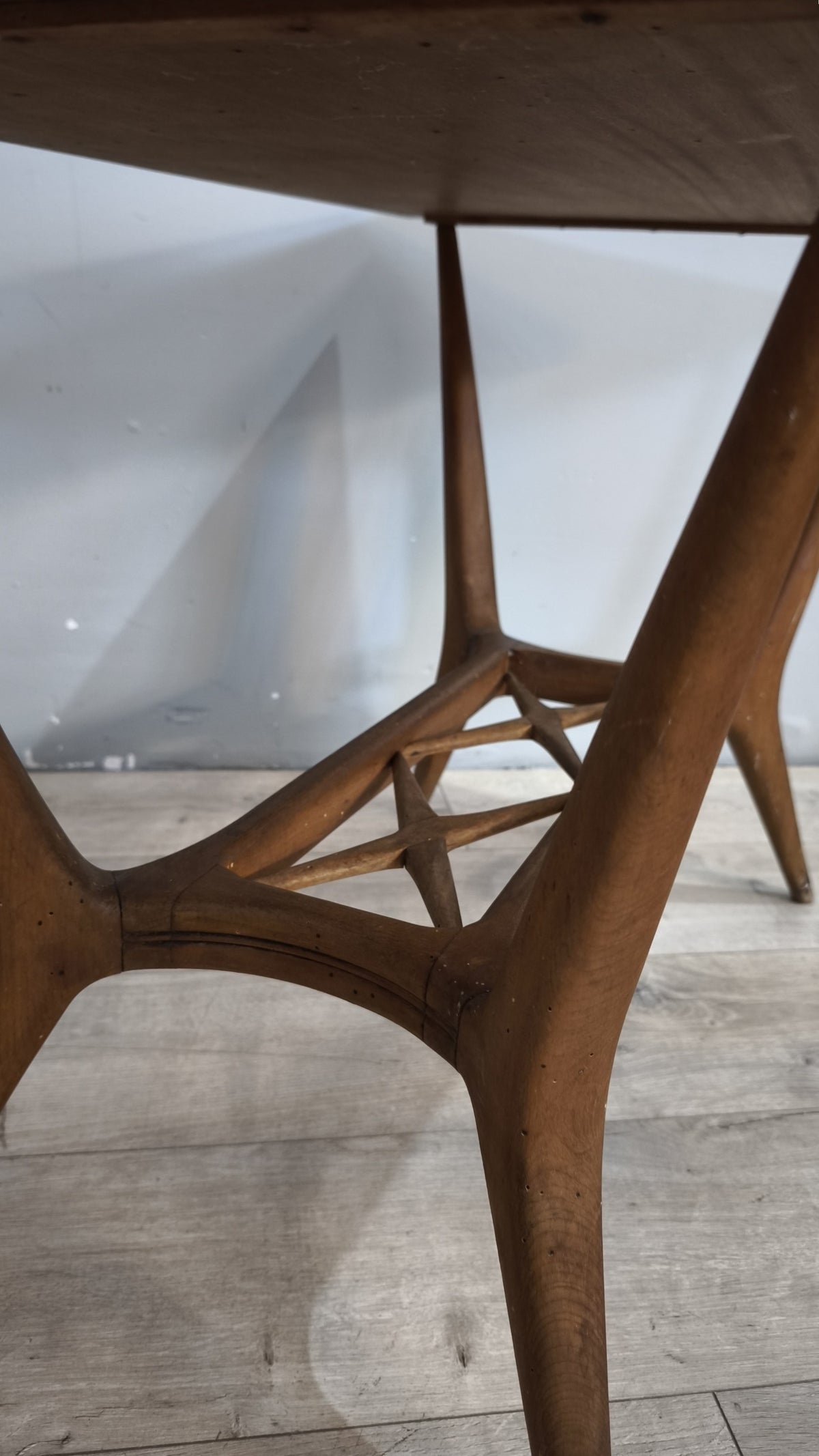 93442 Tavolino da salotto anni '50 in legno con piano rettangolare