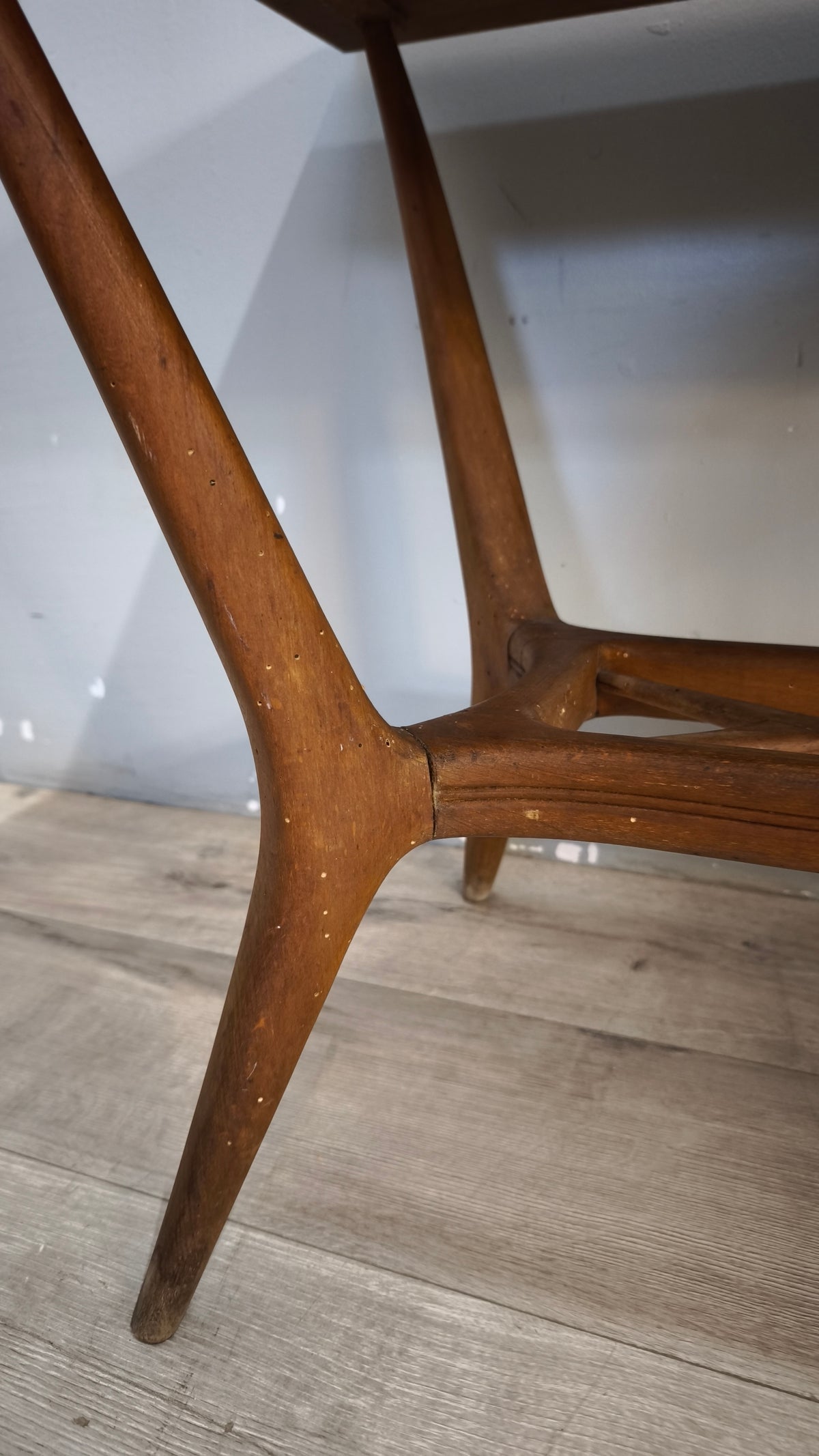 93442 Tavolino da salotto anni '50 in legno con piano rettangolare