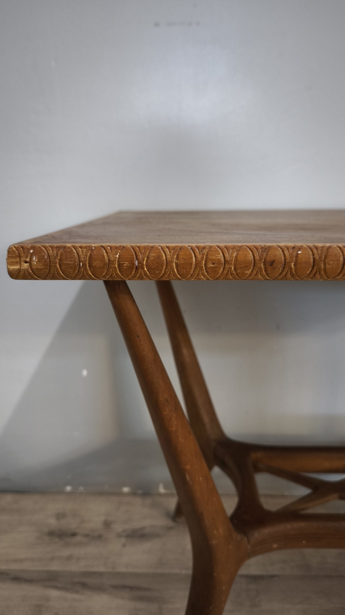93442 Tavolino da salotto anni '50 in legno con piano rettangolare