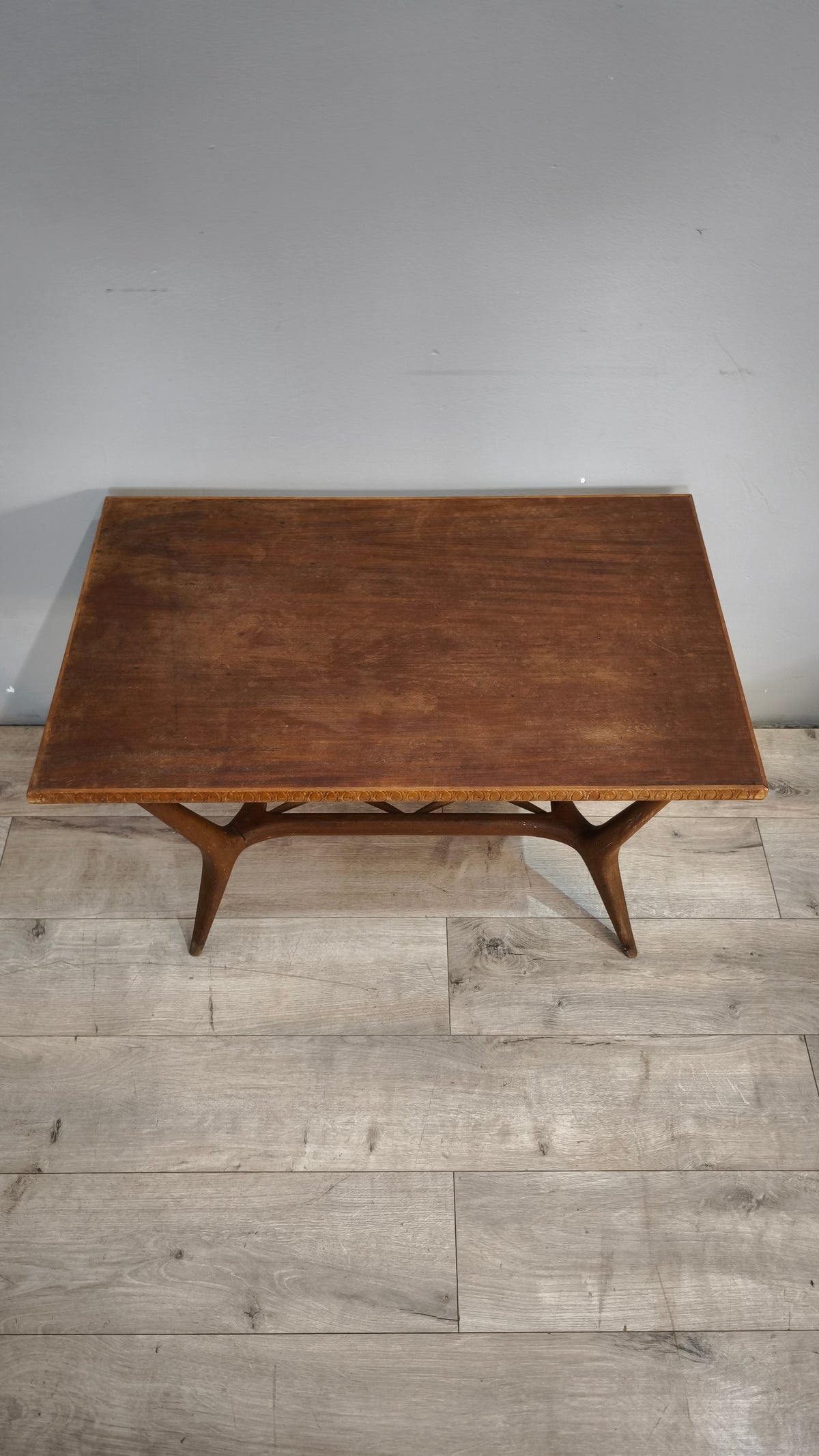 93442 Tavolino da salotto anni '50 in legno con piano rettangolare