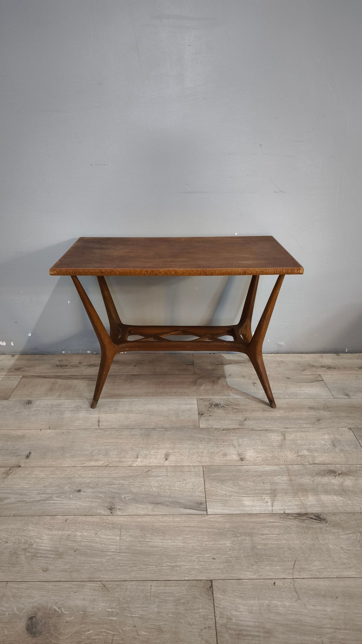 93442 Tavolino da salotto anni '50 in legno con piano rettangolare
