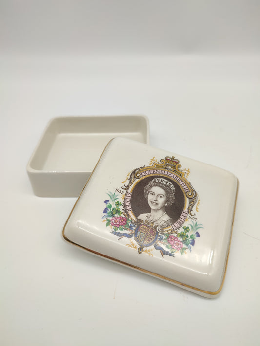 59502 Scatolina in ceramica Lord Nelson Pottery Queen Elisabeth II