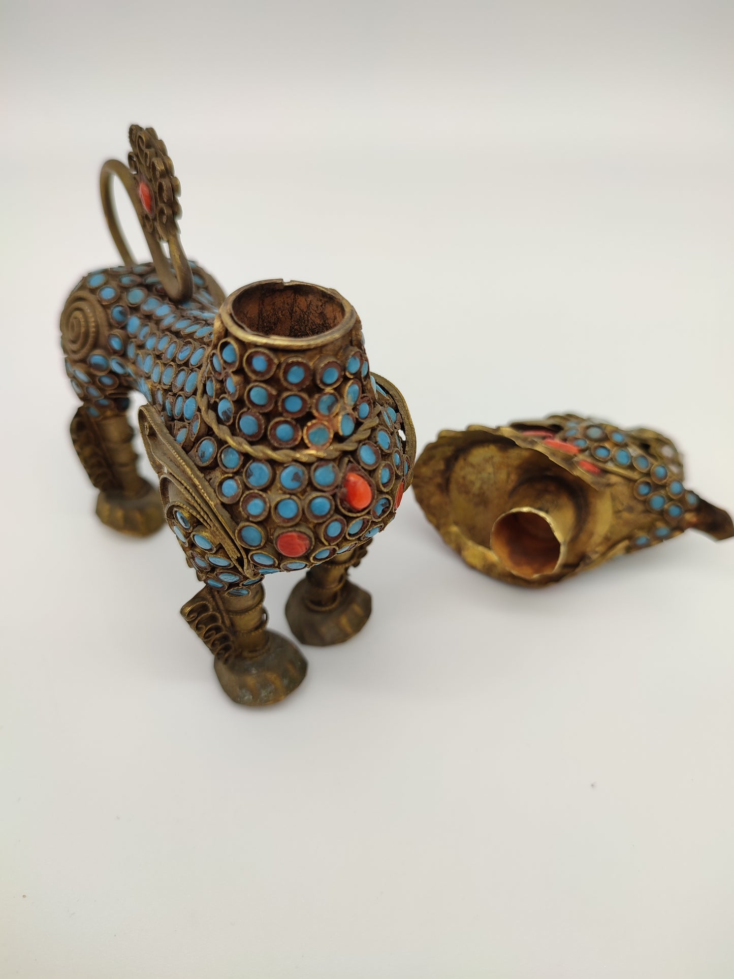 61670 Porta tabacco da fiuto cane di Foo cloisonné in ottone e decorazioni in turchese e corallo