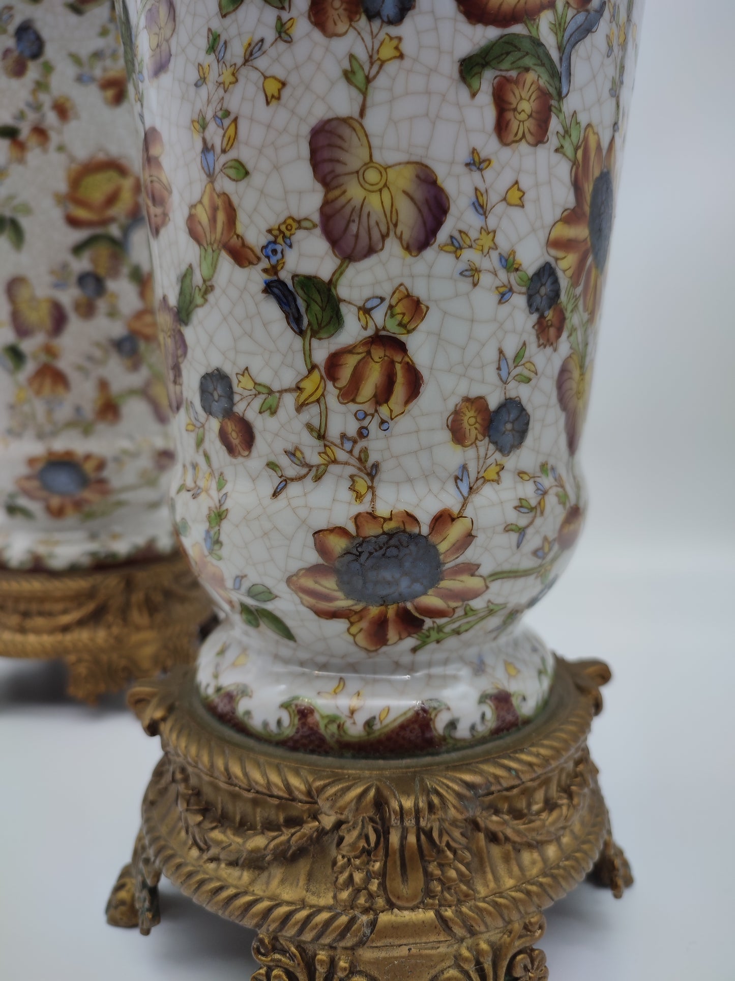 62311 Coppia di vasi in porcellana Meissen e base in metallo dorato