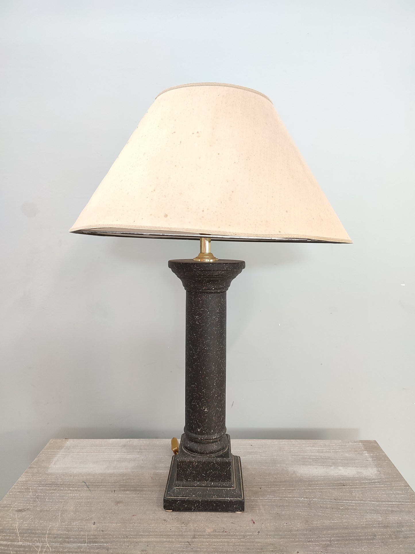 63524 Lampada da tavolo con base in ceramica nera